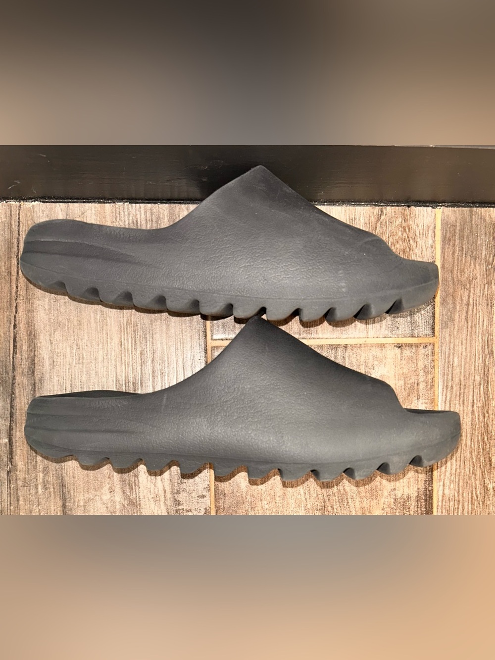 Men’s Slate Gray Adidas Yeezy Slides - Picture 5 of 8